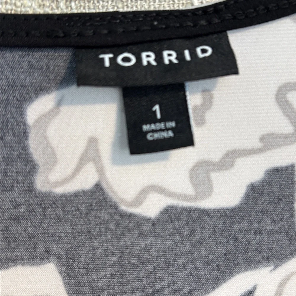 Size 1 Torrid midi wrap surplice dress in black white gray floral TTS 3/4 sleeve - Picture 6 of 8
